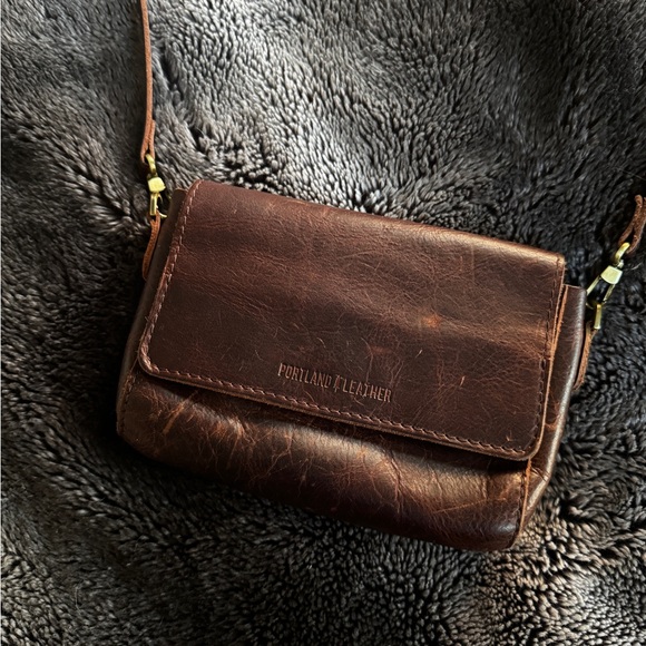 Portland Leather Metro Crossbody mini lava - Picture 2 of 4